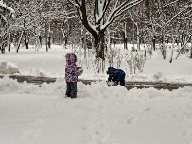 Діти граються в сніжки в парку перемоги