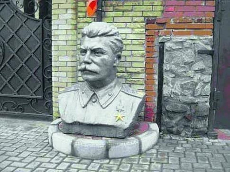 Сталин у дома Попревич