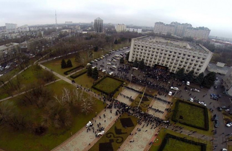 Три колони міліції відділяли проросійський й український табори мітингувальників 3 березня