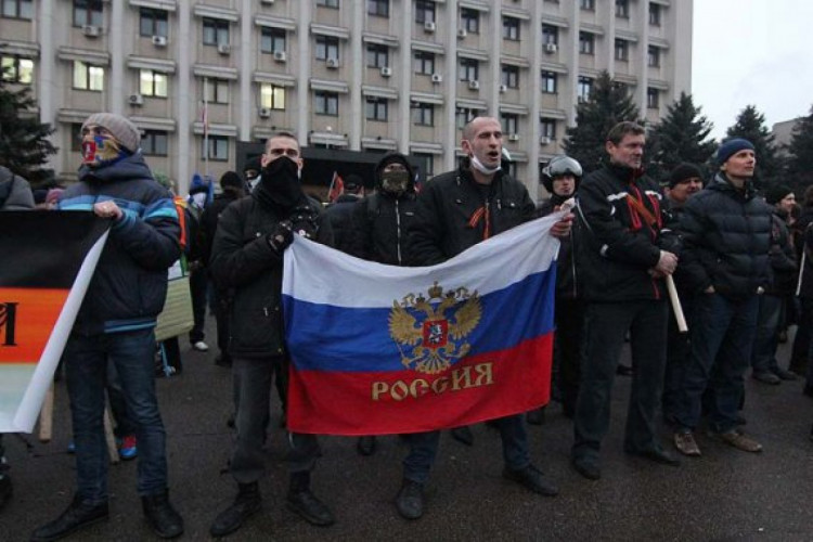 Учасники проросійських рухів 3 березня вимагали референдуму з російськими прапорами в руках