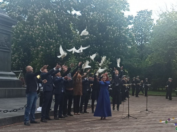 Голубів відпустили у небо