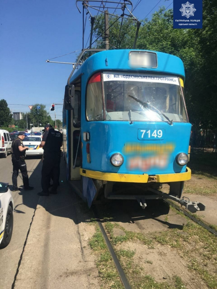 Женщина вышла из маршрутки и попала под трамвай