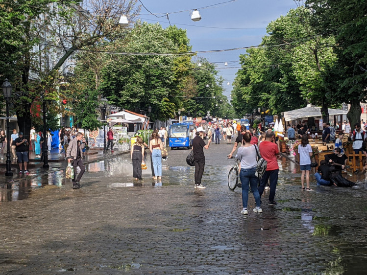 Калюжа на Дерибасівській 