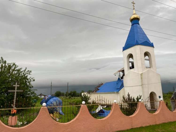 В Одесской области ветром сорвало купол и крыша из церкви