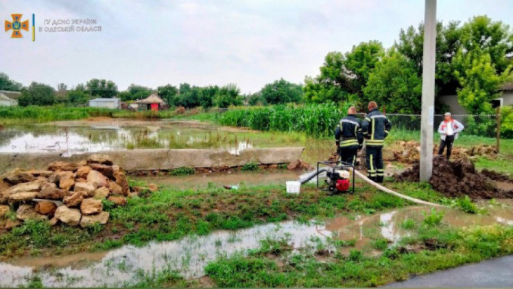 В Одесской области спасатели выкачивают воду