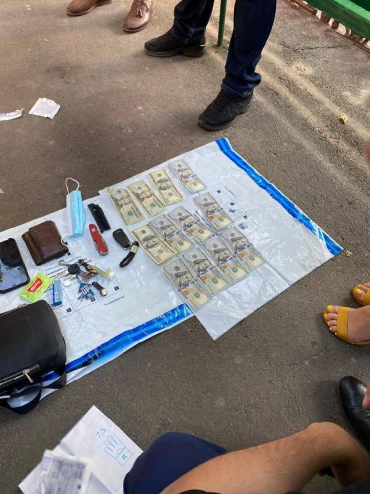 В Одесі затримали митника під час отримання хабаря 