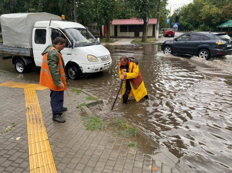 Злива в Одесі спричинила зупинку низки маршрутів громадського транспорту і перекриття вулиць.