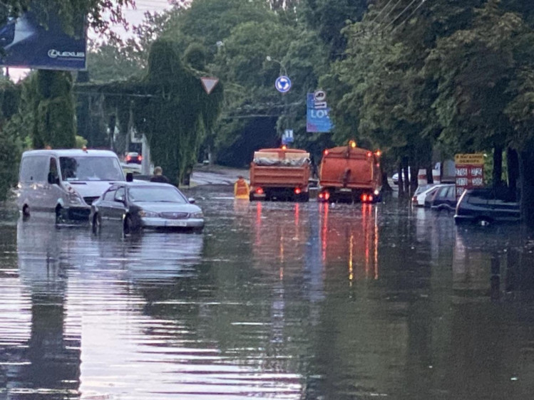 Злива в Одесі спричинила зупинку низки маршрутів громадського транспорту і перекриття вулиць.