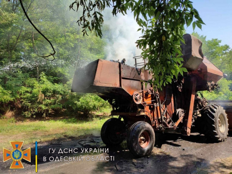 На Одещині під час руху загорівся комбайн 