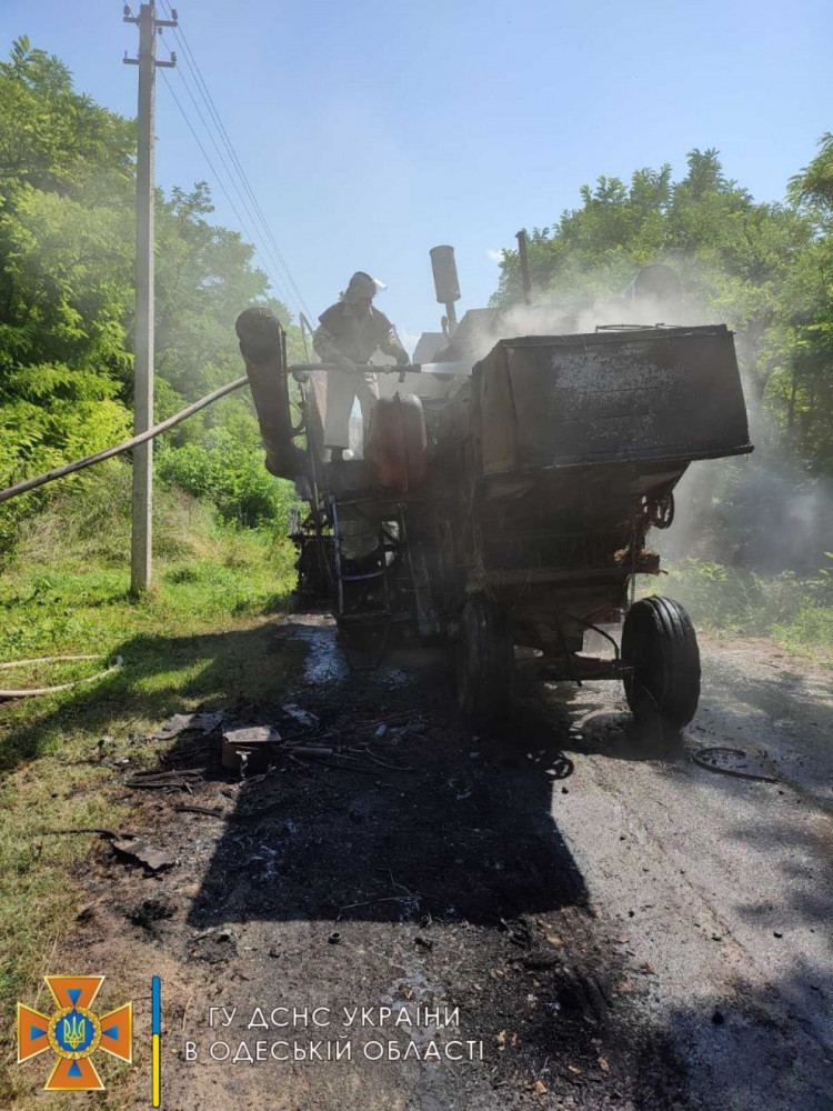 На Одещині під час руху загорівся комбайн 