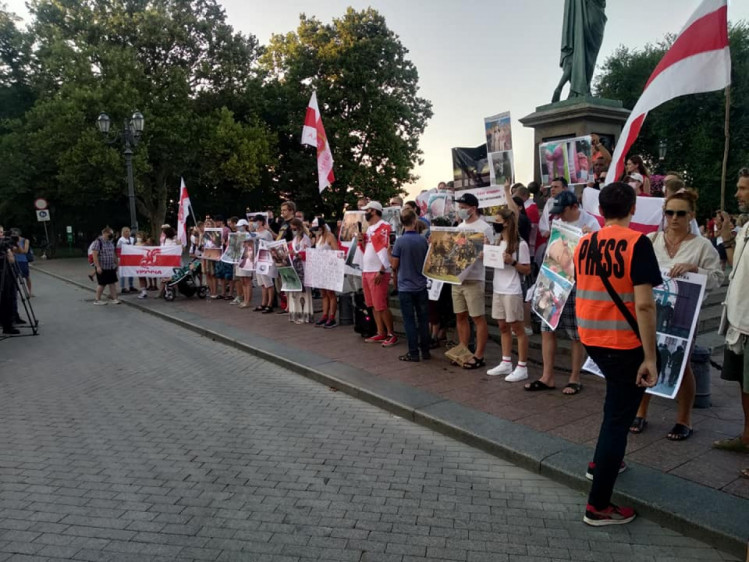  В Одесі відбувся мітинг з нагоди річниці протестів проти режиму Лукашенка 