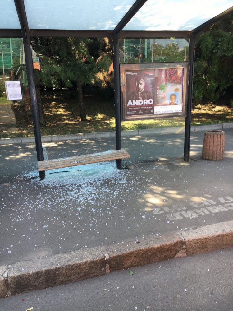 Зупинку на площі 10 Квітня в Одесі понівечили невідомі вандали