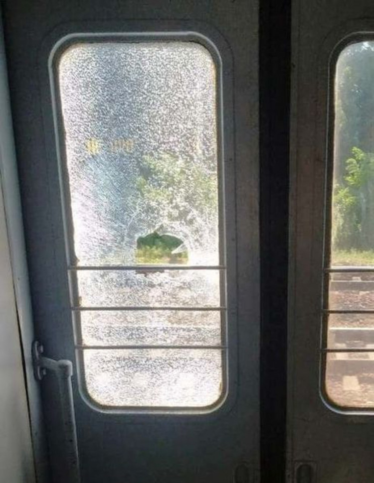 Неизвестные остановили поезд и избили окна