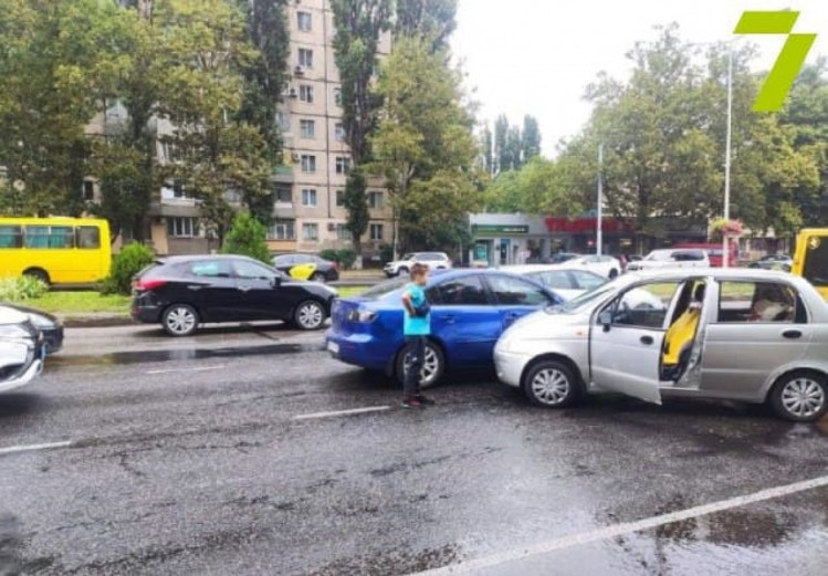 На четвертій станції Люстдорфської дороги в Одесі зіткнулися чотири авто