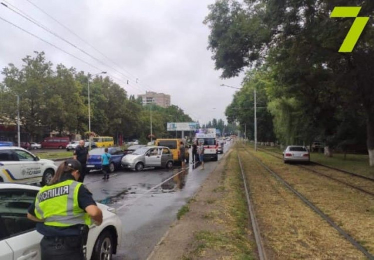 На четвертій станції Люстдорфської дороги в Одесі зіткнулися чотири авто