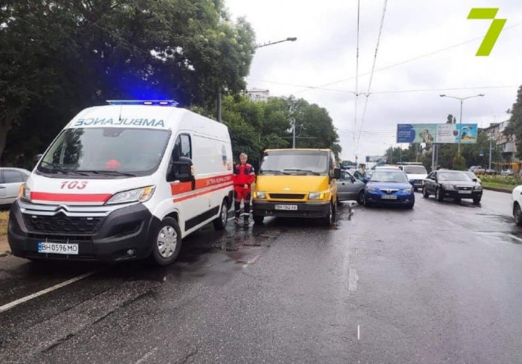 На четвертій станції Люстдорфської дороги в Одесі зіткнулися чотири авто