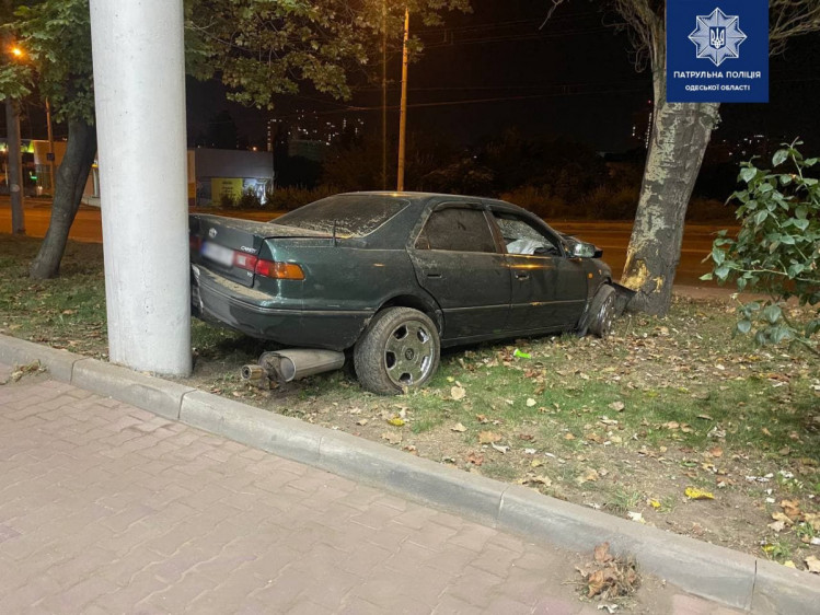 В Одесі автомобіль влетів в дерево 