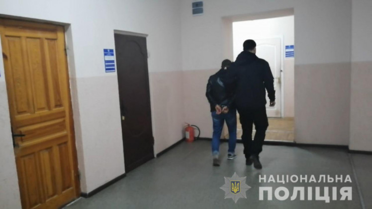 В Одессе отчим насиловал семилетнюю девочку