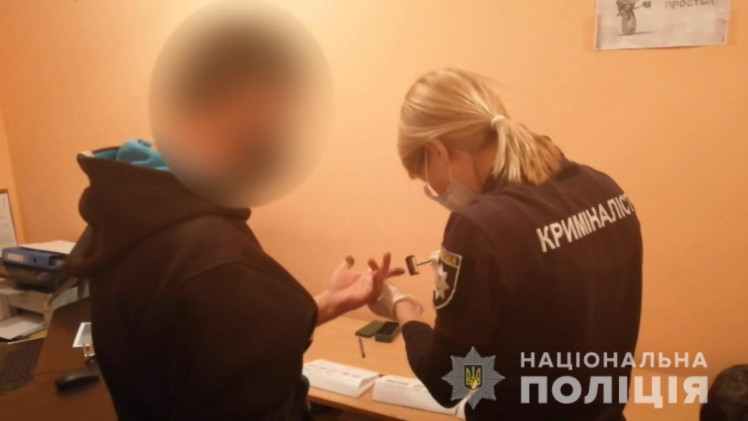 В Одессе отчим насиловал семилетнюю девочку