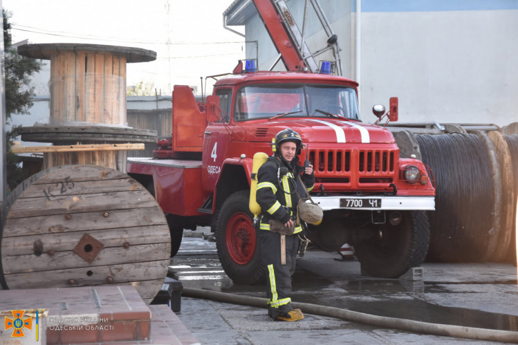 На території одеського кабельного заводу сталася пожежа