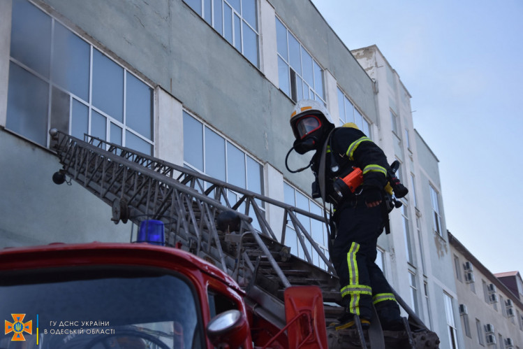На території одеського кабельного заводу сталася пожежа