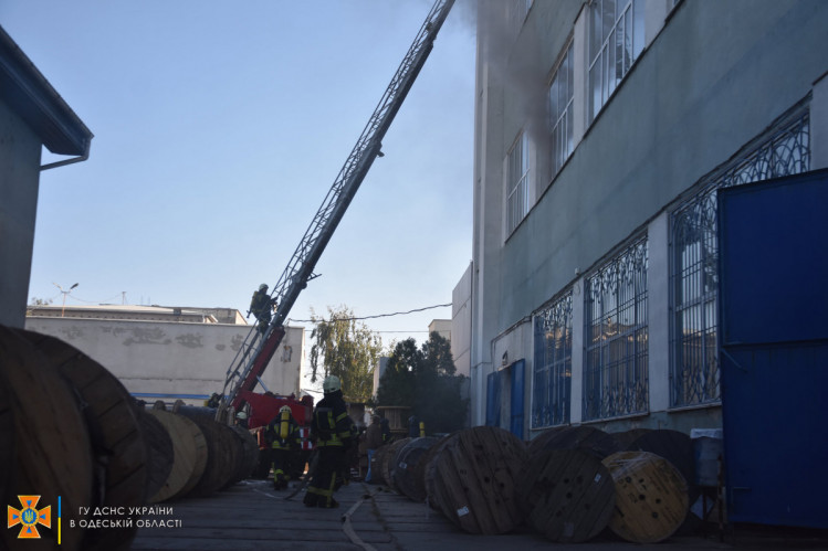 На території одеського кабельного заводу сталася пожежа