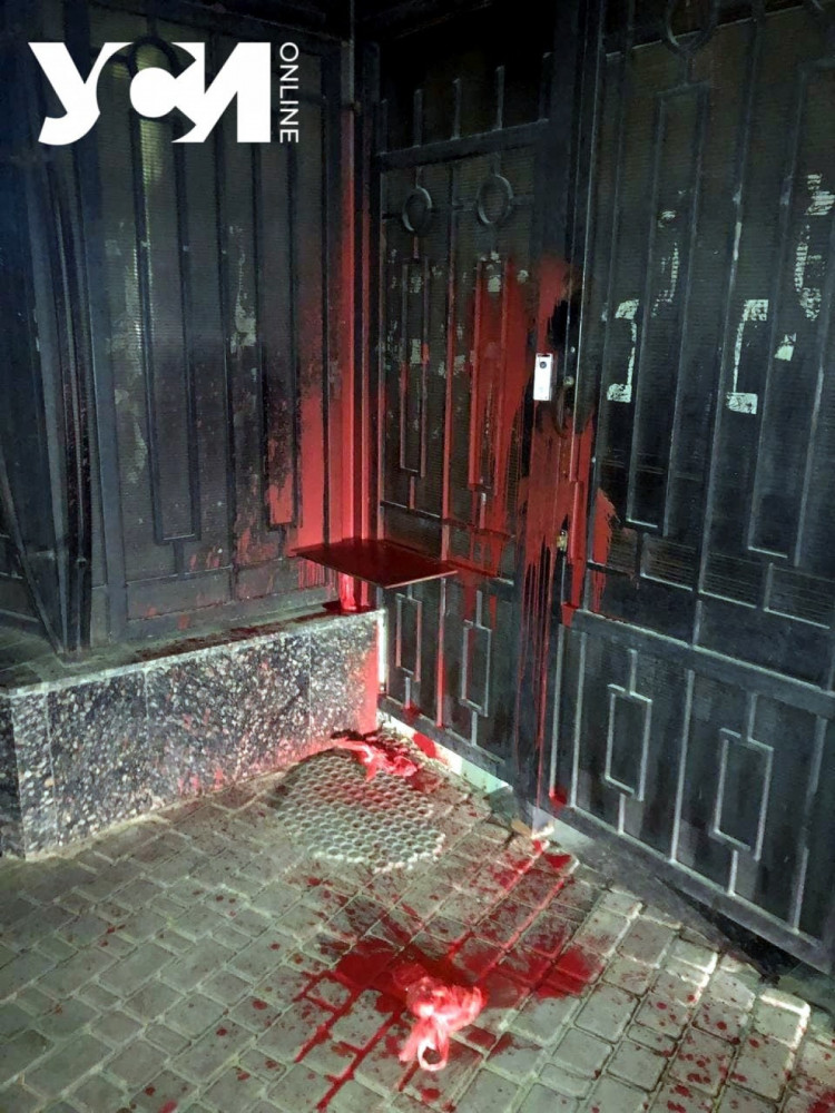 Одеська поліція з"ясовує, хто облив червоною фарбою ворота російського консульства 