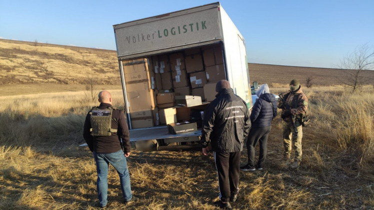 В Одесской области пограничники задержали микроавтобус с контрабандой