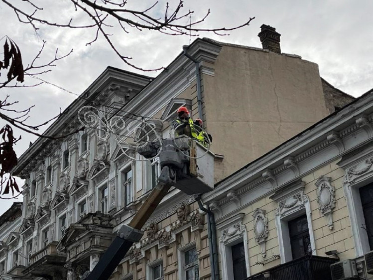 в Одесі почали розвішувати святкову ілюмінацію