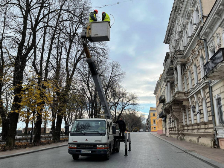в Одесі почали розвішувати святкову ілюмінацію