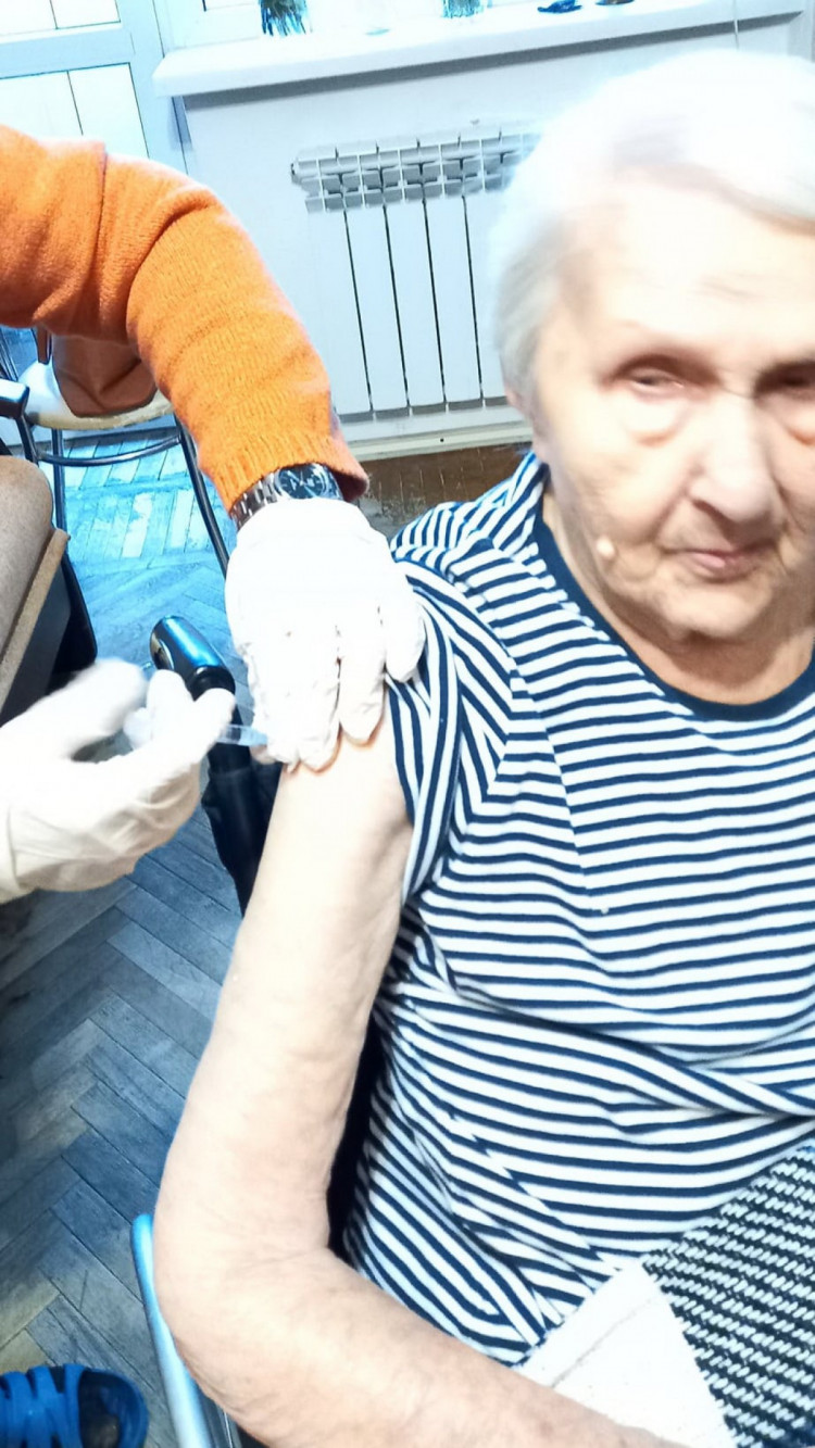 Щеплення від COVID-19 отримала 104-річна одеситка 