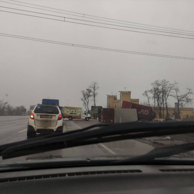 Под Одессой столкнулись два грузовика
