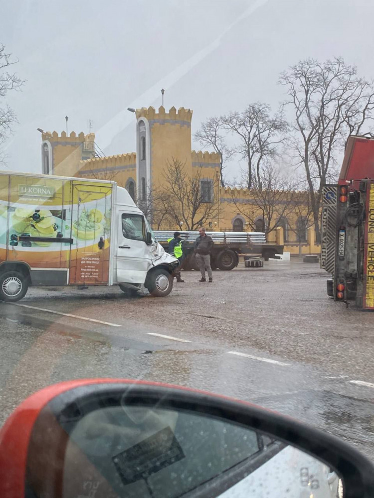 Под Одессой столкнулись два грузовика