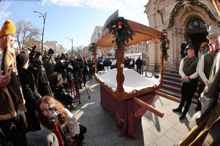 В Одессе испекли самый большой Рождественский штоллен в Украине