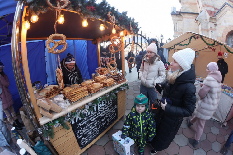 В Одессе испекли самый большой Рождественский штоллен в Украине