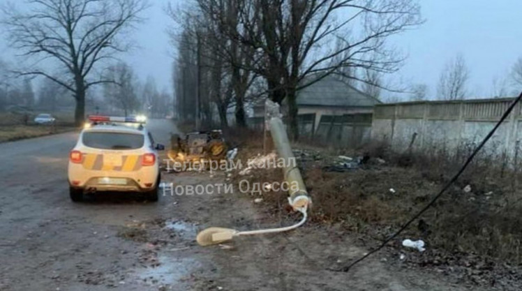На Одесщине автомобиль влетел в столб и разорвался пополам