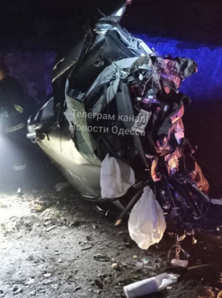 На Одесщине автомобиль влетел в столб и разорвался пополам