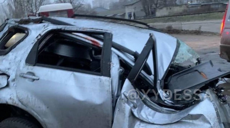 На Одесщине автомобиль влетел в столб и разорвался пополам