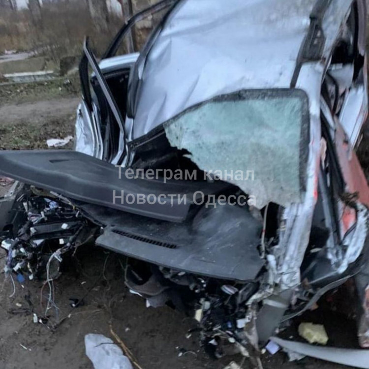На Одесщине автомобиль влетел в столб и разорвался пополам