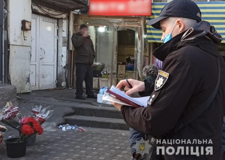 Одеситка обікрала літню жінку на милицях біля Привозу