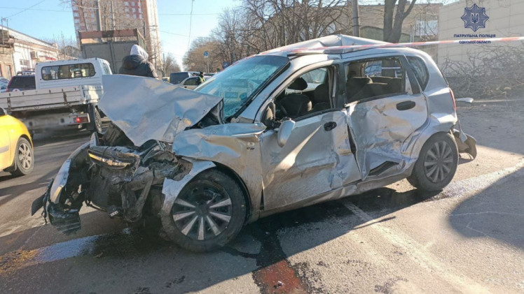 В Одесі автобус зіткнувся з чотирма автівками і врізався в будівлю 