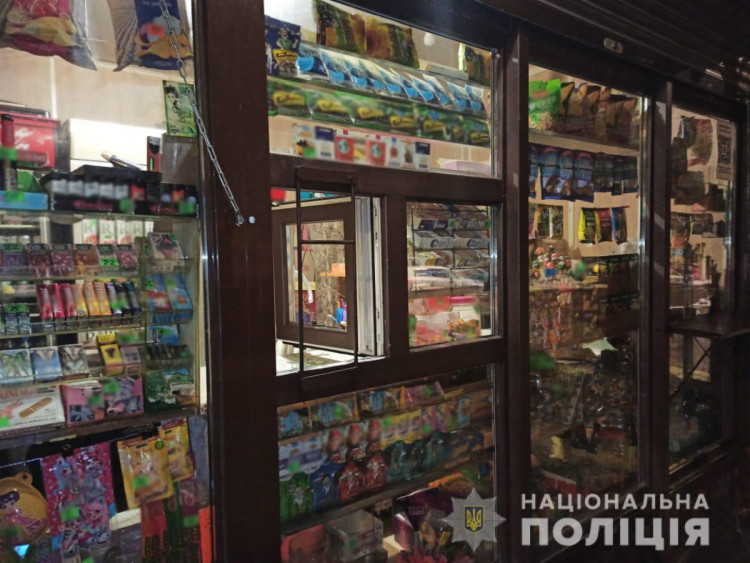 Вооруженная револьвером 55-летняя женщина напала на киоск в Одессе